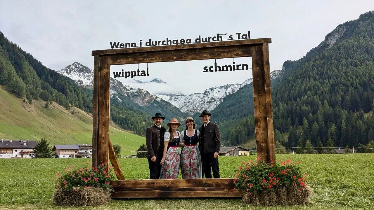 Quarinthia unter dem hölzernen Willkommensrahmen in Schmirn.