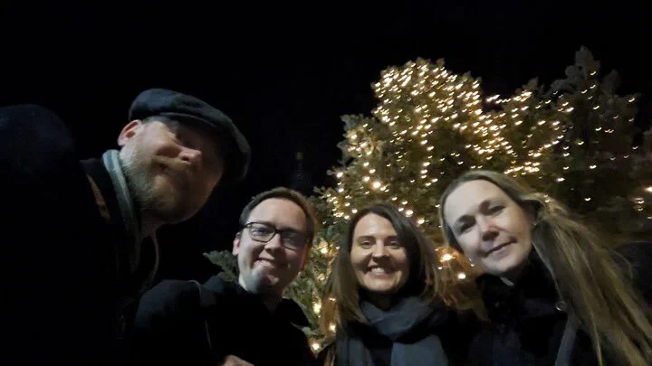Die damalige Besetzung von Quarinthia vor einem beleuchteten Weihnachtsbaum.